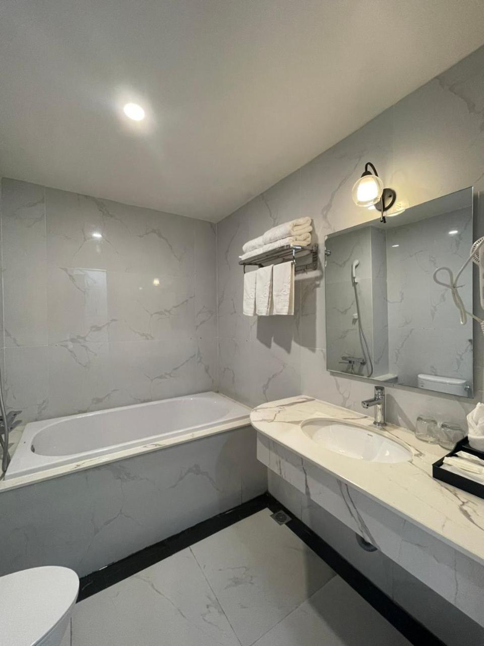 Lotus Hotel & Apartment Hai Phong Eksteriør billede